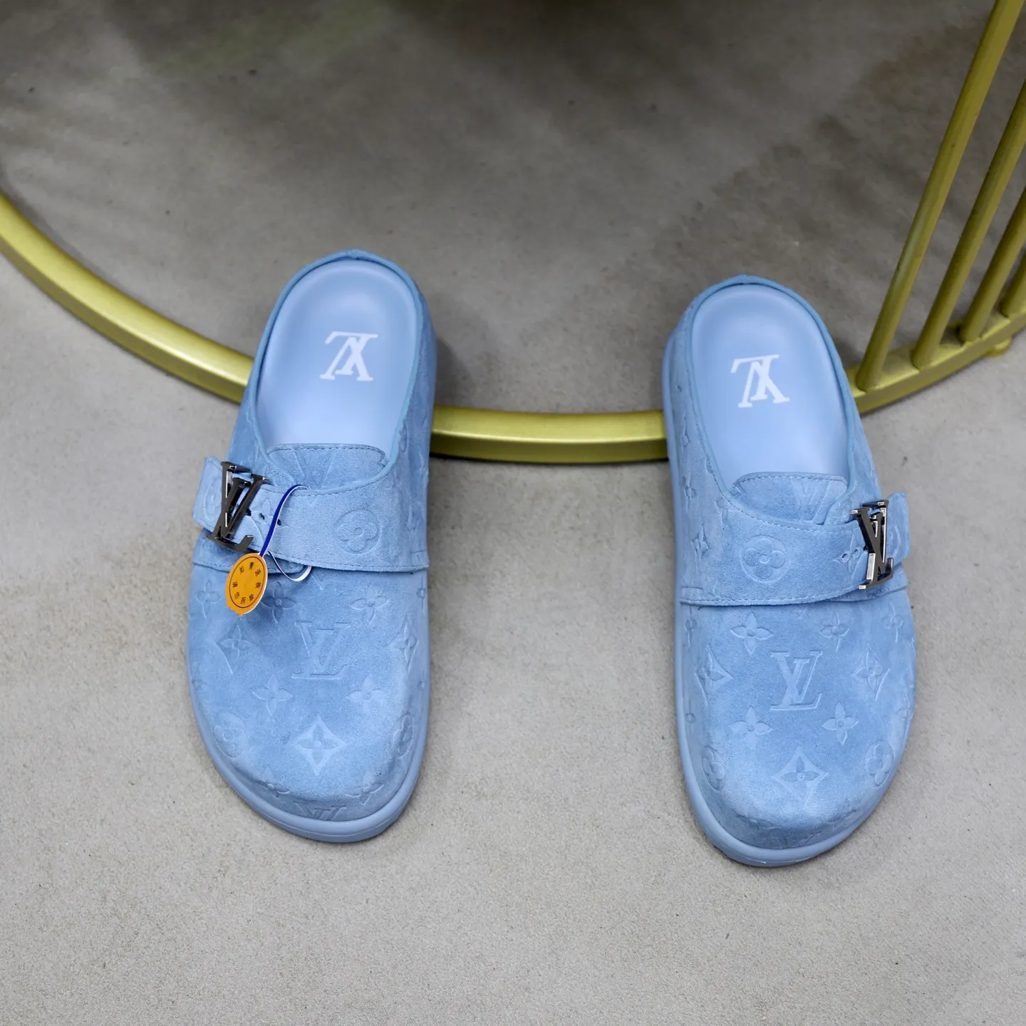 Ex-factory price: 520💰🙅‍♂️🙅‍♂️🙅‍♂️Birkenstock Brand: LV Louis Vuitton Standard code: 38-45 (cowhide lining) Grade: Same as the official website Material: Original leather design Original rubber wear-resistant molded outsole Style category: Men's fashion sandals Distinguished luxury brand elements Top luxury Color: Actual picture color